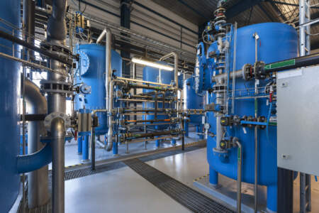 Saubere industrielle Anlage mit Rohren, Tanks und moderner Technik nach Reinigung